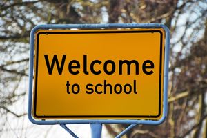 Wiederaufnahme des Schulbetriebs - was wir uns wünschen Straßenschild: Welcome to school